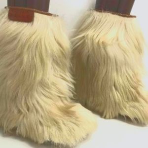 Goat fur boots 8/9